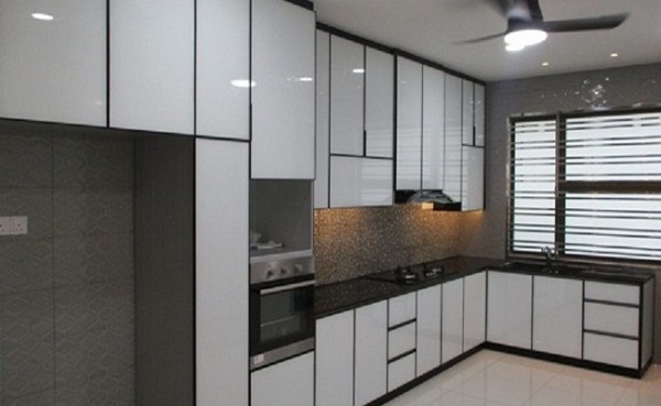 Mẫu tủ bếp nhôm kính trắng sứ đẹp
